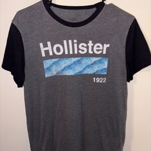Hollister Men's Gray and Black Tee with Blue Accent
